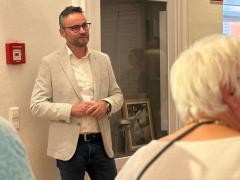 Oberbürgermeister Michael Schmieder steht im Elztalmuseum. Vor ihm stehen mehrere Zuhörinnen und Zuhörer.
